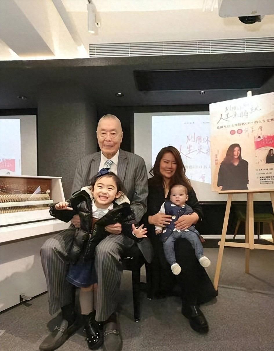 半岛·BOB官方网站-87岁刘诗昆：住美国600平豪宅，和三婚妻子儿女双全，享天伦之乐